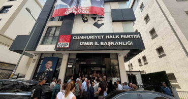 CHP İzmir İl Başkanlığı’nda karanfil gerilimi