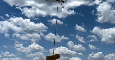 Çiftçi dronla saman balyası taşıyarak teknolojiyi tarıma entegre ediyor