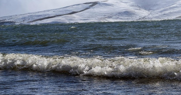 Çıldır Gölü Kıyıları Rüzgarla Çözülüyor