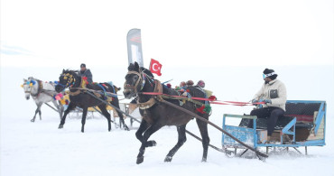 Çıldır Gölü'nde Heyecan Verici 'Buz Şenliği' Gerçekleşti