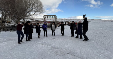 Çıldır Gölü'nde Kış Eğlencesi: Buz, Atlı Kızak ve Halay