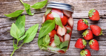 Çilekli ve Fesleğenli Detoks Suyu Tarifi