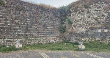 Cizre kalesinin tarihi duvarlarına sprey boya ile zarar verildi