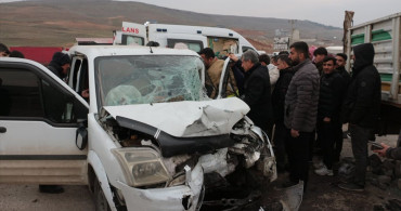 Cizre'de Park Halindeki Tıra Çarpan Araçta Sürücü Yaralandı