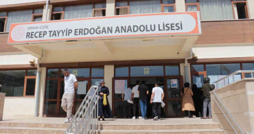 Cizre'de YKS'ye geç kalan adayların yardımına polis yetişti