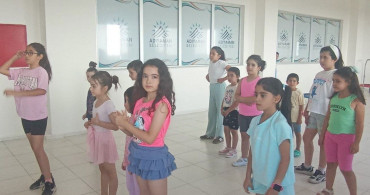 Çocuklar zumba ile hem eğleniyor hem spor yapıyor