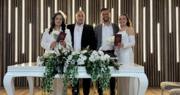 Çocukluk arkadaşları aynı gün evlenip, birbirlerinin nikâh şahidi oldu