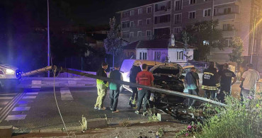 Çorlu'da Aydınlatma Direğine Çarpan Araç Hurdaya Döndü