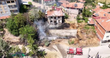 Çorum'da çıkan ot yangını ahşap eve ve araca zarar verdi