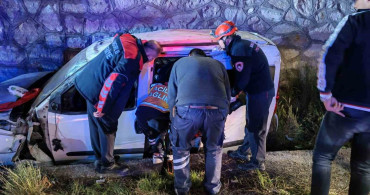 Çorum'da Hafif Ticari Araç İstinat Duvarından Uçtu: 2 Yaralı