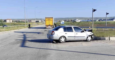 Çorum'da otomobil ile tır kavşakta çarpıştı: 4 yaralı