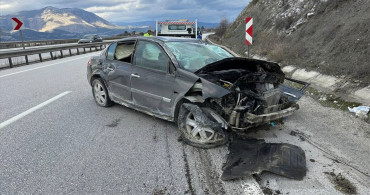 Çorum'da Refüje Çarpan Otomobilde 5 Yaralı