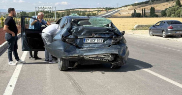 Çorum'da tır ile çarpışan otomobil kullanılmaz hale geldi
