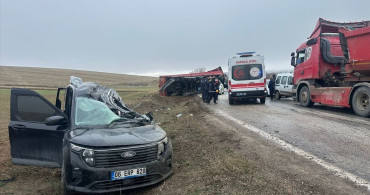 Çorum'da Tırın Devrilmesi Sonucu İki Kişi Yaralandı