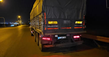 Çorum'da Tırla Çarpışan Otomobilde İki Kişi Yaralandı