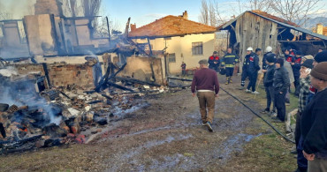Çorum'da Yangın: 2 Katlı Ev, Samanlık ve Traktör Alev Alev Yandı