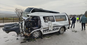 Çorum'da Yolcu Otobüsü ile Kamyonet Çarpıştı