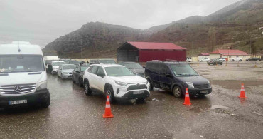 Çukurca Üzümlü Sınır Kapısı'nda Sistem Arızası Sürüyor