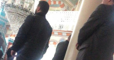 Cuma Namazında Asayiş Şube Müdürünün Önünde Saf Tutan Cezaevi Firarisi Yakalandı