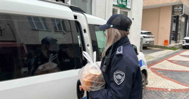 Cumayeri Belediyesi Gönül Köprüleriyle İhtiyaç Sahiplerine Sıcak Yemek Ulaşıyor
