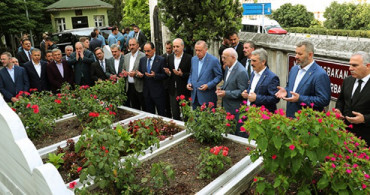 Cumhurbaşkanı Erdoğan Necmettin Erbakan'ın Kabrini Ziyaret Etti