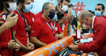 Cumhurbaşkanı Erdoğan TEKNOFEST'te Füzeye İmzasını Attı
