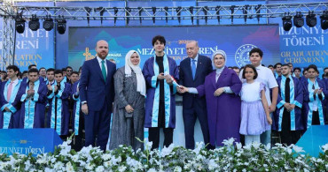 Cumhurbaşkanı Erdoğan, torunu Ömer Tayyip Erdoğan’a diplomasını takdim etti
