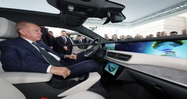Cumhurbaşkanı Erdoğan, Türkiye Odalar ve Borsalar Birliği'nin 80. Genel Kurulu'nda Togg'un yeni modeli T10F'i inceledi