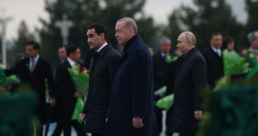 Cumhurbaşkanı Erdoğan, Türkmenistan'da Tarafsızlık Anıtı'na Çelenk Koydu