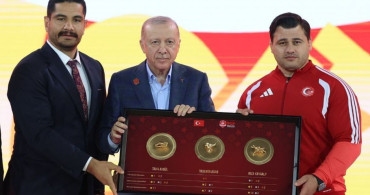 Cumhurbaşkanı Erdoğan’a Türk Güreşi Tablosu Takdim Edildi
