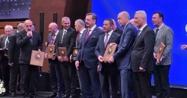 Cumhurbaşkanı Erdoğan'dan DTO Başkanı Uğur Erdoğan'a Hizmet Şeref Plaketi