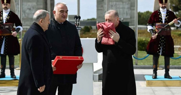 Cumhurbaşkanı Recep Tayyip Erdoğan 129 yıllık Osmanlı Sancağı'nı Milli Savunma Bakanı Hulusi Akar’a teslim etti