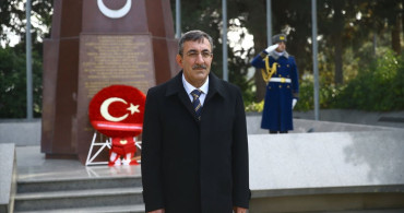Cumhurbaşkanı Yardımcısı Yılmaz Bakü'de Şehitlikleri Ziyaret Etti