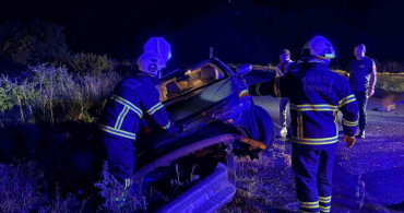 D100 karayolunda otomobilin refüje çarpması sonucu 2 kişi yaralandı