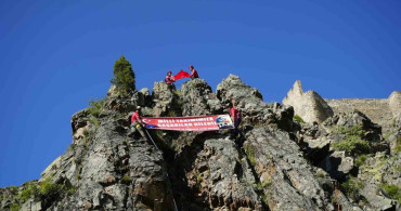 Dağcılar, 700 yıllık Kov Kalesi'ne Türk bayrağı asarak A Milli Takım'a destek verdi
