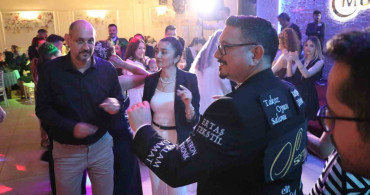 Damatlığına Reklam Panosu Yaptırarak Düğün Masraflarını Düşüren Damat