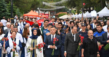 Demirci Eğitim Fakültesi ve MYO'da Mezuniyet Sevinci