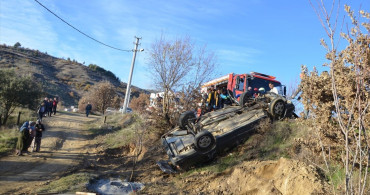 Demirci'de Şarampole Devrilen Otomobilin Sürücüsü Yaralandı
