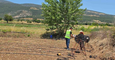 Denizli Büyükşehir tarımla uğraşan işçilere soğuk su ve limonata ikram etti