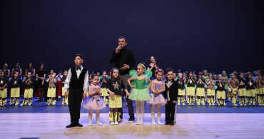 Denizli'de 23 Nisan Coşkusu Miniklerin Performanslarıyla Başladı