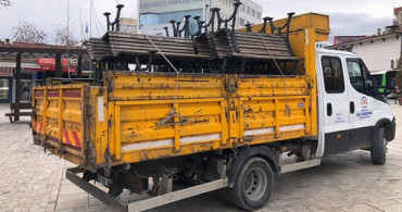 Denizli'de Halk Karantinayı Dinlemedi, Belediye Bankları Söktü 