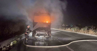 Denizli'de seyir halindeki tır motor kısmından alev aldı