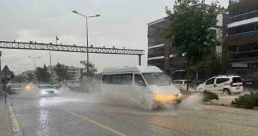 Denizli'de şiddetli yağış trafikte aksamalara yol açtı