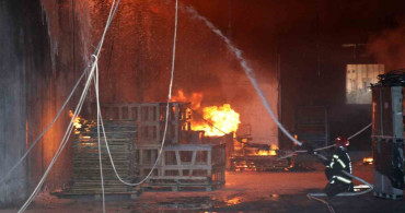 Denizli'deki Kauçuk Fabrikasında Yangın Devam Ediyor