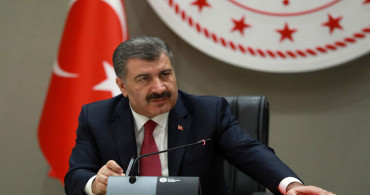 Deprem bölgesinde korkutan anlar: Bakan Koca’nın yanında kor patladı