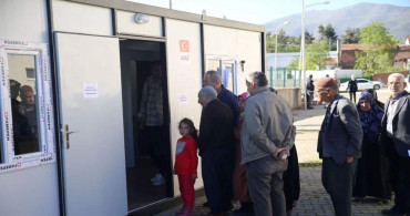Deprem bölgesinde oy verme işlemi sürüyor: Sandıklar konteynerler kuruldu