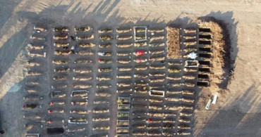 Deprem bölgesinde yürek sızlatan görüntü: Mezarlara Türk bayrakları bırakılıyor