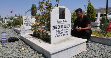 Deprem Mezarlığında Hüzünlü Bir Anneler Günü