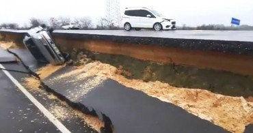 Deprem nedeniyle yolda yarılmalar oldu: Araçlar içine düştü
