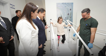 Depremde bacağını kaybeden minik zeynep proteziyle ilk adımlarını attı